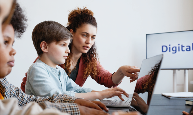 “Não basta ensinar a tecnologia, é fundamental ensinar a usá-la bem”, atenta o Governo Regional