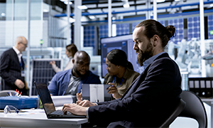 Pressão e falta de recursos afastam talento em cibersegurança