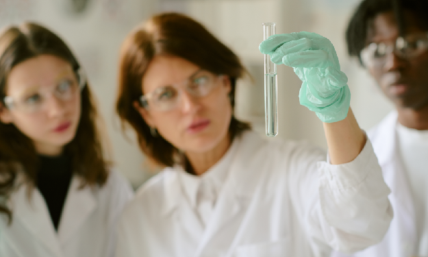 Mais de 81 milhões de pessoas trabalham em ciência e tecnologia na União Europeia. Quase 53% são mulheres